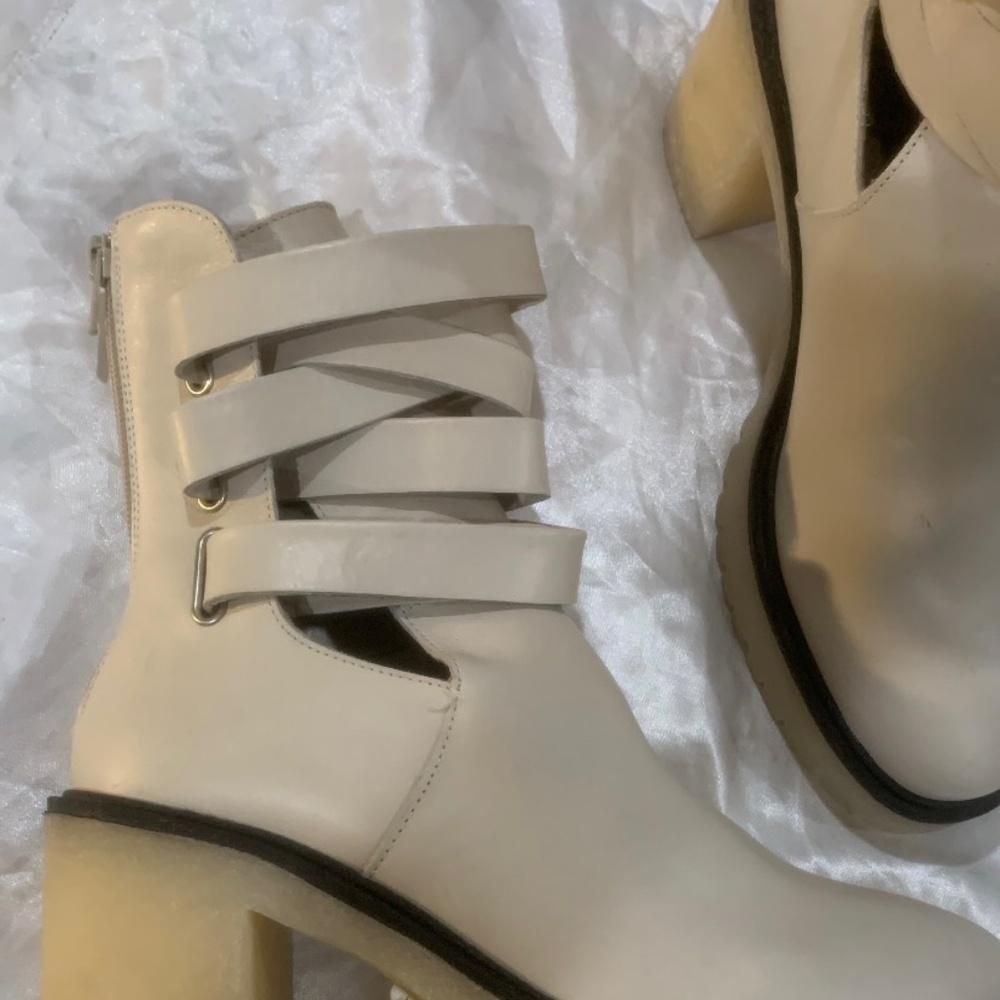 Boots - Picture 4 of 11